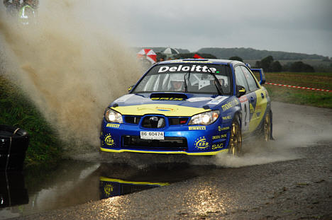 Karl-Åge Jensen og Freddy Pedersen forcerer et større vandhul i deres Subaru Impreza N12b på vej mod tredjepladsen i DM-ralliet i Odder.